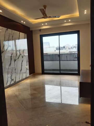 Room in 4 BHK Builder Floor at Dlf Phase ii – for Rent