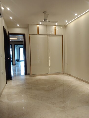 Room in 4 BHK Builder Floor at Dlf Phase ii – for Rent