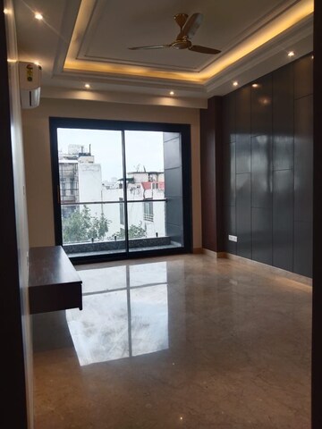 Room in 4 BHK Builder Floor at Dlf Phase ii – for Rent