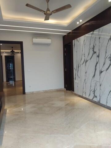 Room in 4 BHK Builder Floor at Dlf Phase ii – for Rent