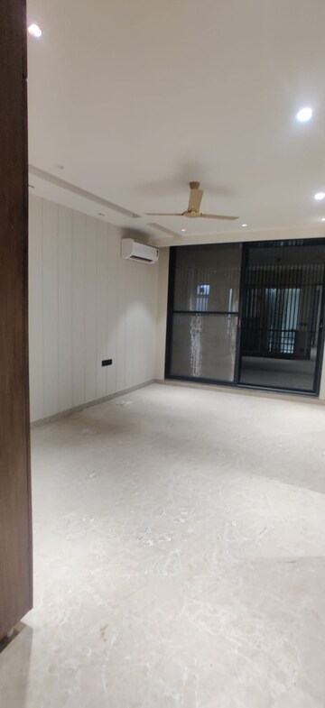 Room in 4 BHK Builder Floor at Dlf Phase ii – for Rent