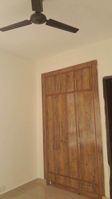 Room in 3 BHK Apartment at Unitech Escape, Sector 50 – for Rent