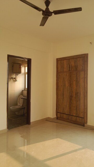 Furnished Amenities in 3 BHK Apartment at Unitech Escape, Sector 50 – for Rent