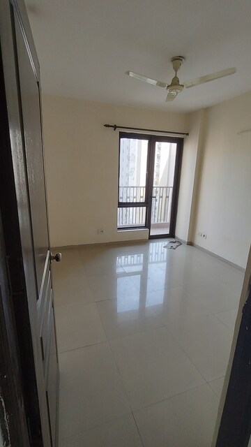Room in 2.5 BHK Apartment at Logix Blossom County, Sector 137 – for Rent