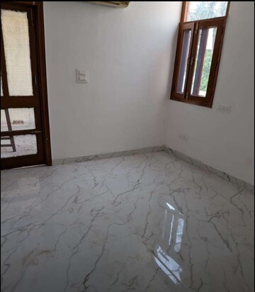 Room in 3 BHK Builder Floor at Sector 18 – for Rent