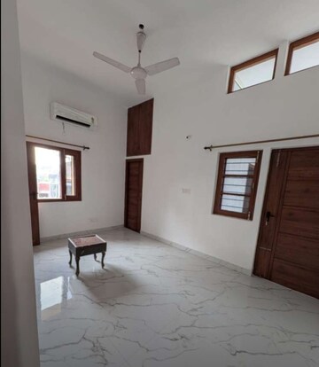 Room in 3 BHK Builder Floor at Sector 18 – for Rent