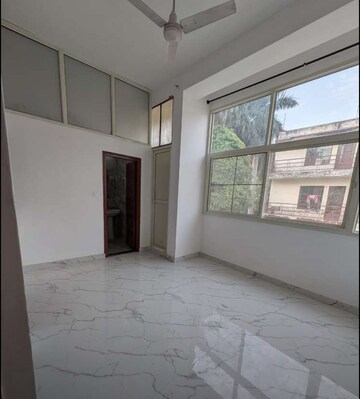Room in 3 BHK Builder Floor at Sector 18 – for Rent