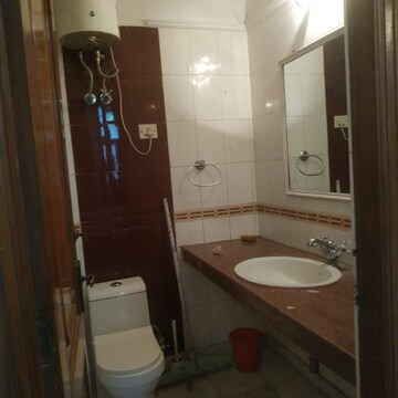 Bathroom in 3 BHK Builder Floor at Safdarjung Enclave – for Rent
