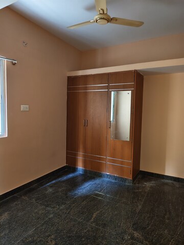 Room in 1 BHK Builder Floor at Halasuru – for Rent