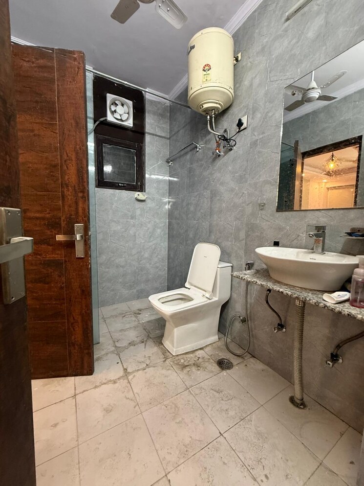 Bathroom, greater kailash i 3 Bedroom 200 Sq.Yd. Builder Floor In Greater Kailash I Delhi 8920708