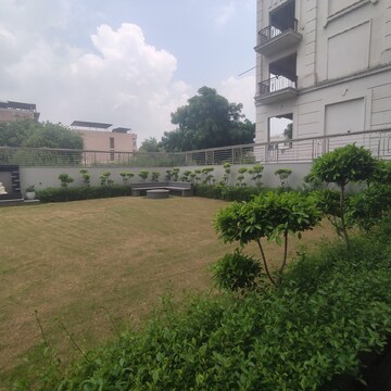 5 BHK Builder Floor – Garden View at Unitech South City II, Sector 50 - for Rent