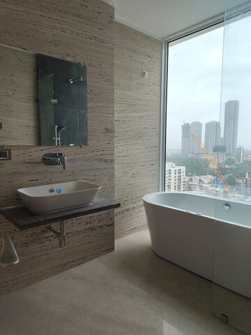 Master Bedroom in 2.5 BHK Apartment at Marathon Monte South, Byculla West – for Rent