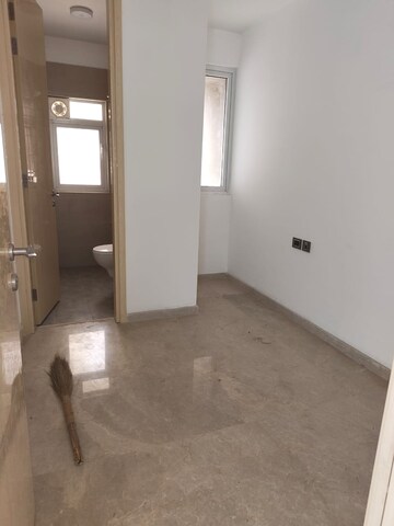 Room in 2.5 BHK Apartment at Marathon Monte South, Byculla West – for Rent
