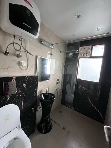 Team Area in 5 BHK Builder Floor at Sector 27 – for Rent