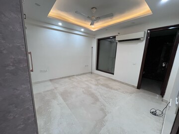 Room in 5 BHK Builder Floor at Sector 27 – for Rent