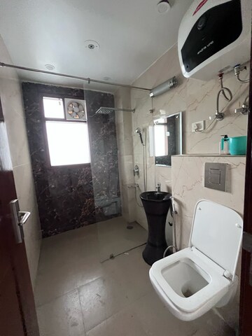 Team Area in 5 BHK Builder Floor at Sector 27 – for Rent