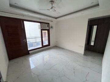 Room in 5 BHK Builder Floor at Sector 27 – for Rent