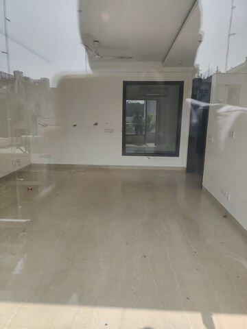 Room in 3 BHK Builder Floor at Sarvodaya Enclave – for Rent