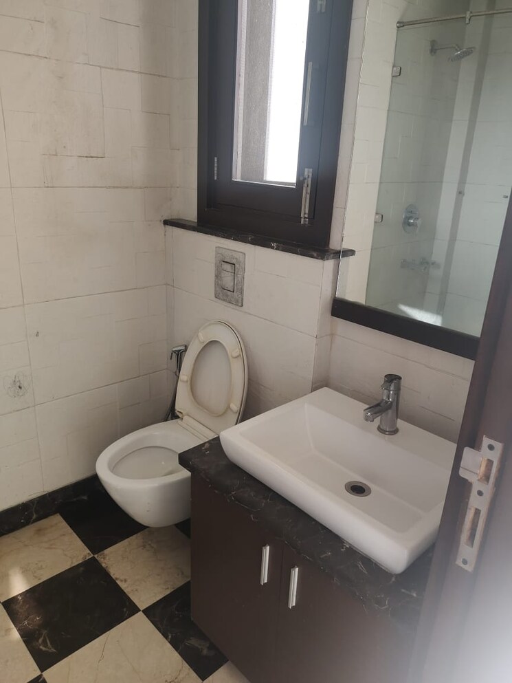 Bathroom, sarvodaya enclave 3 Bedroom 200 Sq.Yd. Builder Floor In Sarvodaya Enclave Delhi 8920727