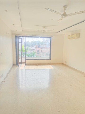 Room in 3 BHK Builder Floor at Sarvodaya Enclave – for Rent
