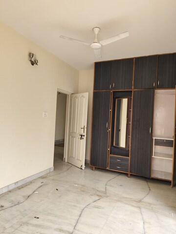 Room in 3 BHK Builder Floor at Halasuru – for Rent