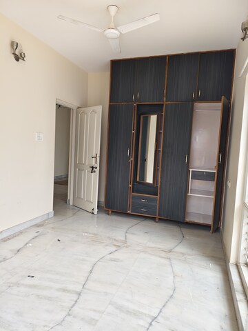 Room in 3 BHK Builder Floor at Halasuru – for Rent