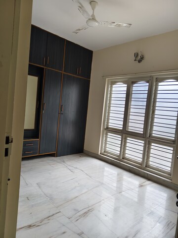 Room in 3 BHK Builder Floor at Halasuru – for Rent