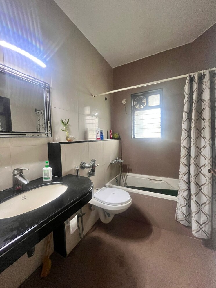 Attached Bathroom, andheri west 6 Bedroom 4500 Sq.Ft. Apartment In Andheri West Mumbai 8920749