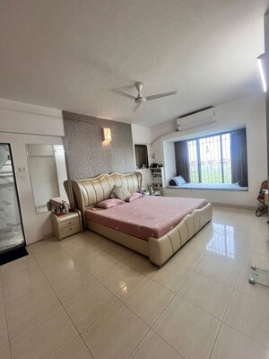 Bedroom in 6 BHK Apartment at Andheri West – for Sale