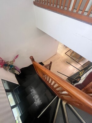 Furnished Amenities in 6 BHK Apartment at Andheri West – for Sale