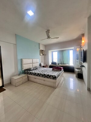 Bedroom in 6 BHK Apartment at Andheri West – for Sale