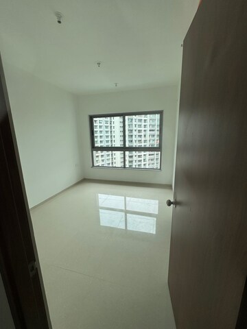 Room in 3 BHK Apartment at Kalpataru Immensa, Kolshet Road – for Rent