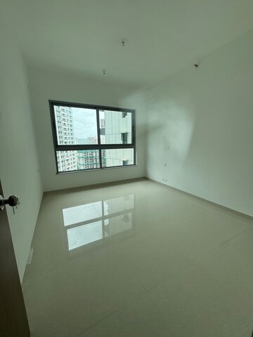 Room in 3 BHK Apartment at Kalpataru Immensa, Kolshet Road – for Rent