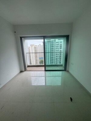 Room in 3 BHK Apartment at Kalpataru Immensa, Kolshet Road – for Sale