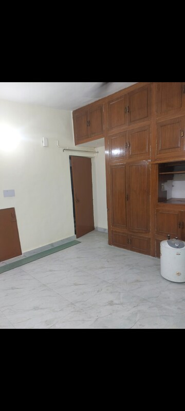 Room in 1 BHK Apartment at Shanti Bhawan, Sarita Vihar – for Rent