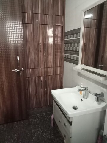 Bathroom in 1 BHK Builder Floor at Sector 40 – for Rent