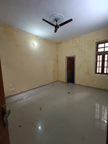 Room in 4 BHK Villa at Gomti Nagar – for Rent