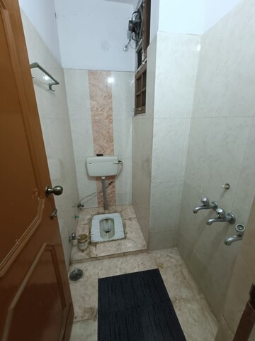 Bathroom in 4 BHK Villa at Gomti Nagar – for Rent