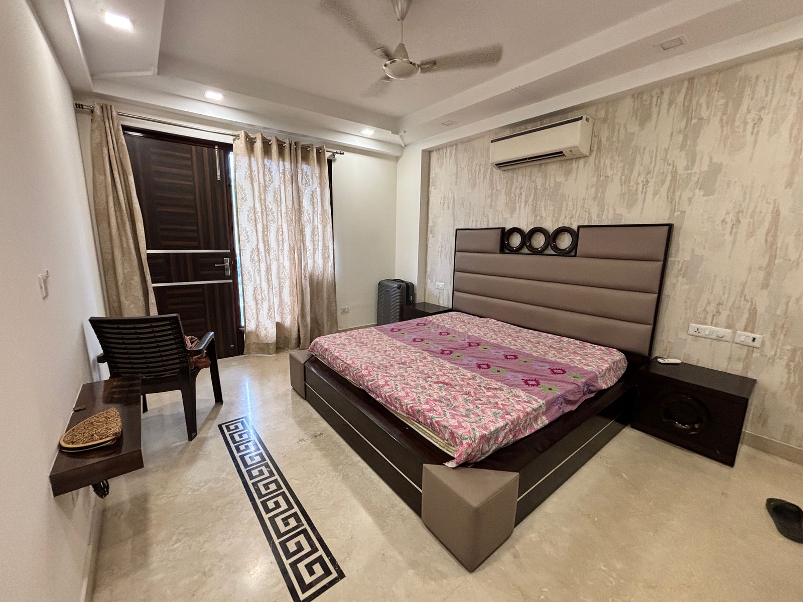 2.5 BHK + Servant Room Builder Floor For Rent in Baani Square