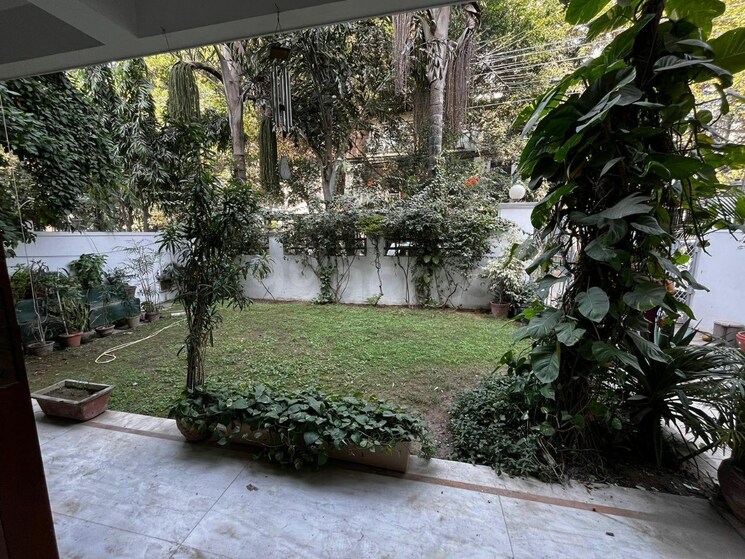 Garden, baani-square 2.5 Bedroom 2000 Sq.Ft. Builder Floor In Sector 50 Gurgaon 8921049