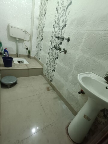 Bathroom in 1.5 BHK Builder Floor at Mayur Vihar Phase 1 Extension – for Rent