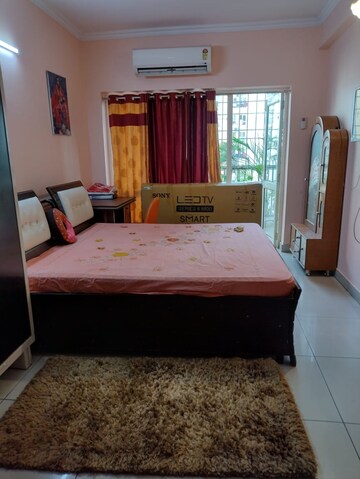 Bedroom in 3.5 BHK Apartment at Gaur City 6th Avenue, Sector 4 Greater Noida – for Rent