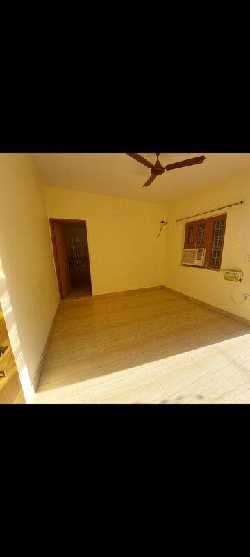 Room in 1 BHK Apartment at Sarita Vihar Pocket-J RWA, Sarita Vihar – for Rent