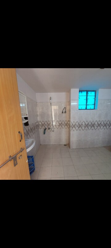 Bathroom in 1 BHK Apartment at Sarita Vihar Pocket-J RWA, Sarita Vihar – for Rent