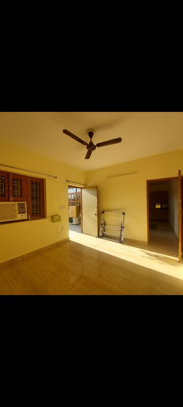 Room in 1 BHK Apartment at Sarita Vihar Pocket-J RWA, Sarita Vihar – for Rent