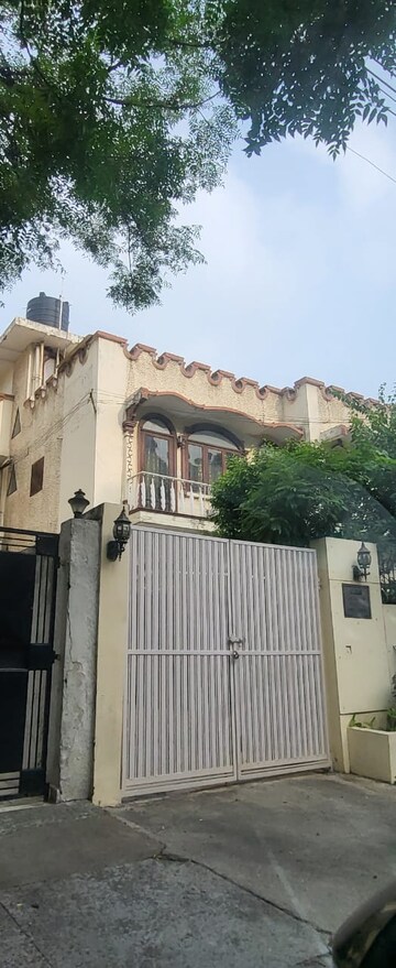 2 BHK Builder Floor For Rent in Sector 33