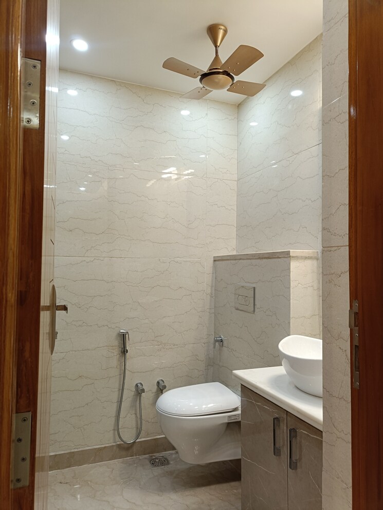 Bathroom, yojana vihar 3 Bedroom 1800 Sq.Ft. Builder Floor In Yojana Vihar Delhi 8921167
