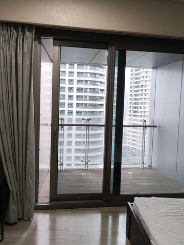 Room in 4 BHK Apartment at Worli – for Rent