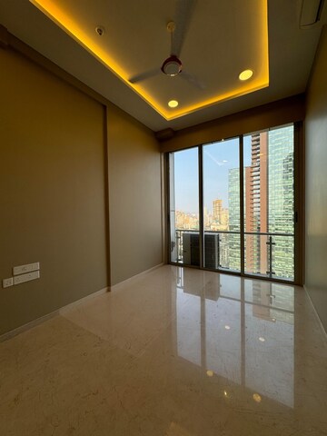 Room in 4 BHK Apartment at Kohinoor Square Altissimo, Dadar West – for Rent
