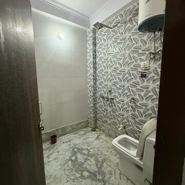 Attached Bathroom in 1.5 BHK Builder Floor at Sector 63a – for Rent